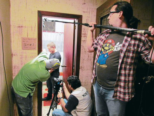 Acción, intrigas y enredos durante un toque de queda