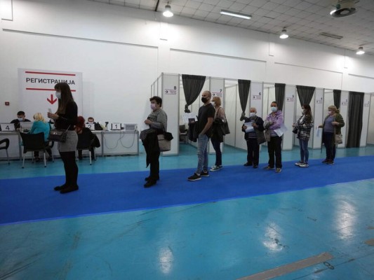 Rusos buscan en Serbia vacunas occidentales contra el covid-19 para poder viajar