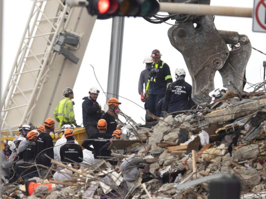 ¡Peligroso! Advierten daños por respirar polvo del edificio que se derrumbó en Miami&nbsp;&nbsp;