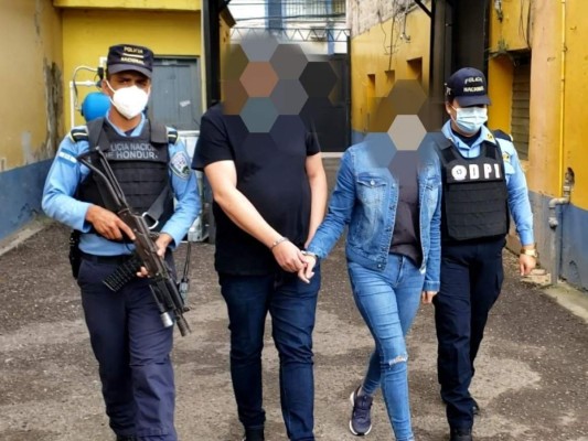 Caen estadounidense y hondureña acusados de clonar tarjetas de crédito y débito