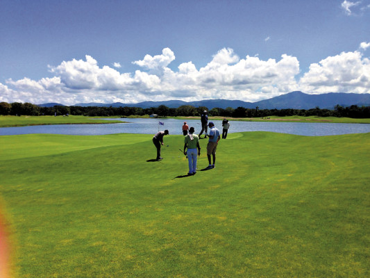 Indura Beach abre su campo de golf