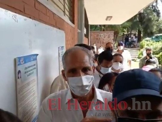 Con paz, tranquilidad y entre la multitud: Así ejerció el sufragio Nasry 'Tito' Asfura