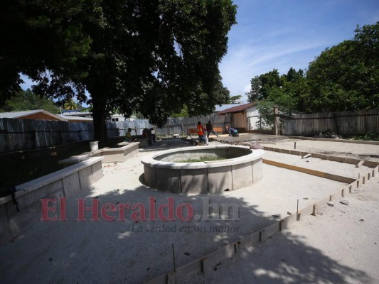 Unos obreros trabajan en lo que será la plaza municipal. Foto: Johny Magallanes / EL HERALDO.