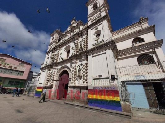 FOTOS: Pintada con la bandera LGTBI amanece iglesia Los Dolores &nbsp;&nbsp;
