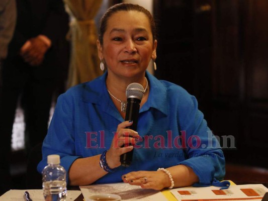 Fiscalía cita a la ministra de Finanzas por caso de hospitales móviles