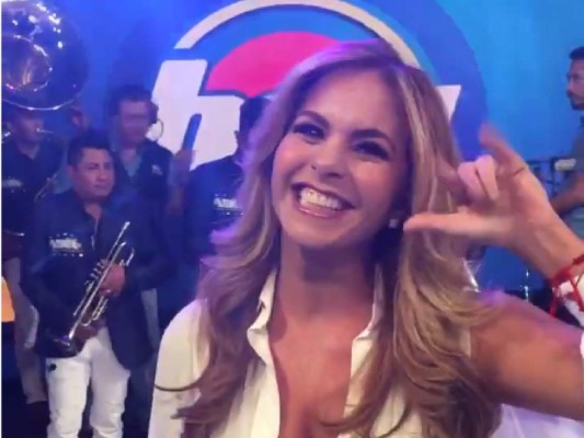 Cantante Lucero sorprende con pronunciado escote en programa Hoy