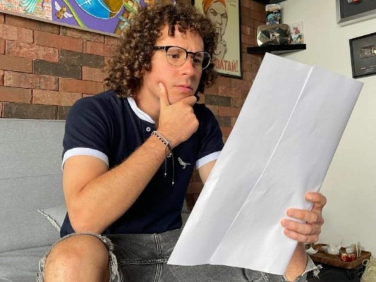 México: Luisito Comunica paga más de 6,000 pesos por usar teléfono en aeropuerto
