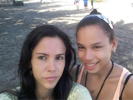 FOTOS: El increíble parecido físico entre Angie Flores y su madre
