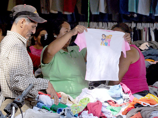 Abarrotan ventas de ropa usada