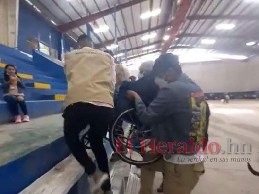 Electores en silla de ruedas deben subir y bajar gradas para votar en la Villa Olímpica