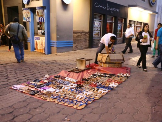 Desalojan a vendedores ambulantes del centro de la capital