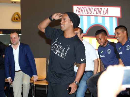 Ronaldinho se decanta por Cristiano Ronaldo o Messi para el premio The Best