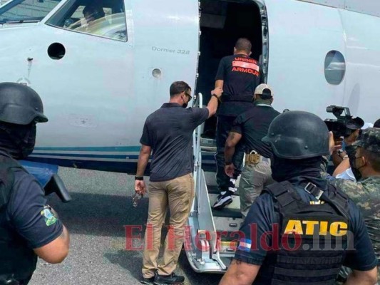 En seguida el poderoso capo abordó un avión que lo llevó a Miami. Foto: Estalin Irías/El Heraldo