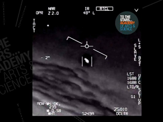 Esta imagen tomada de un video grabado por un avión de la Marina de EEUU y difundido por The Stars Academy of Arts & Science muestra un objeto moviéndose cerca del avión en el aire. (The Stars Academy of Arts & Science via AP)