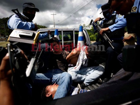 Golpeados y atados de pies y manos fueron entregados tres presuntos ladrones a la Policía (Fotos)