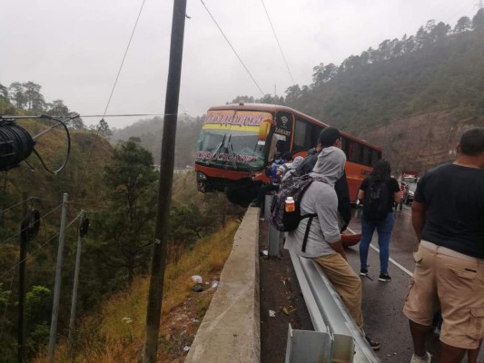 Dos personas heridas deja colisión en la Cuesta de la Virgen