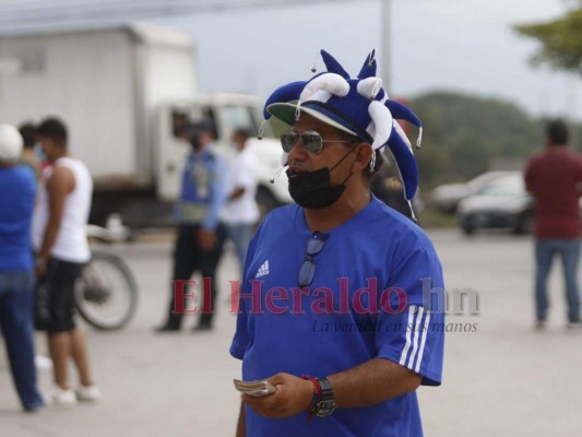 Bajo amenaza de lluvia, pero con optimismo: Así es el ambiente en las afueras del Olímpico
