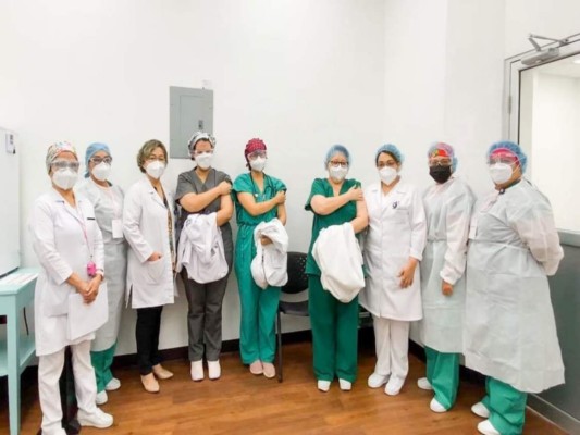Así recibió la vacuna contra el coronavirus el personal de salud de El Salvador (Fotos)