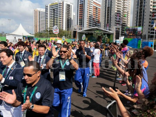 Delegación hondureña presente en izado de la Bandera Nacional en el Parque Olímpico