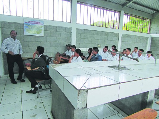 En destazadero reciben clases 80 estudiantes