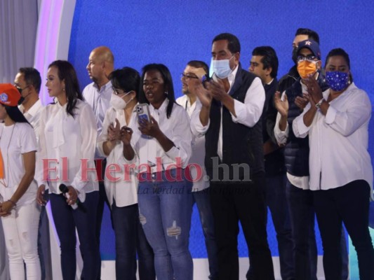 Desde su búnker, Partido Nacional asegura que resultados les favorecen (Fotos)