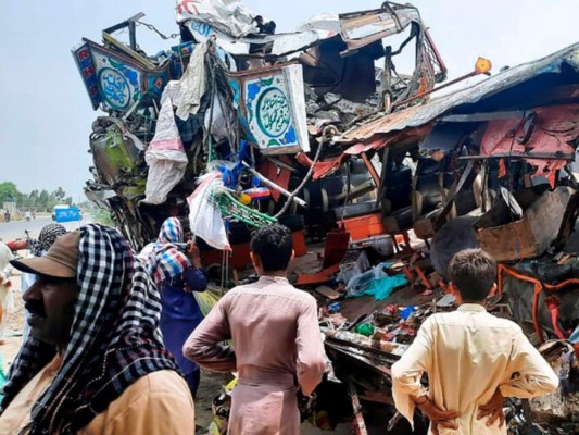 Pakistán: 33 muertos y 40 heridos deja accidente de autobús