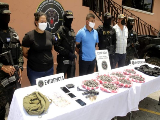 Caen presuntos traficantes de municiones y armas, entre ellos un elemento de seguridad del Estado