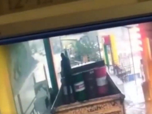 VIDEO: Un hombre se salva de ser aplastado por enorme roca