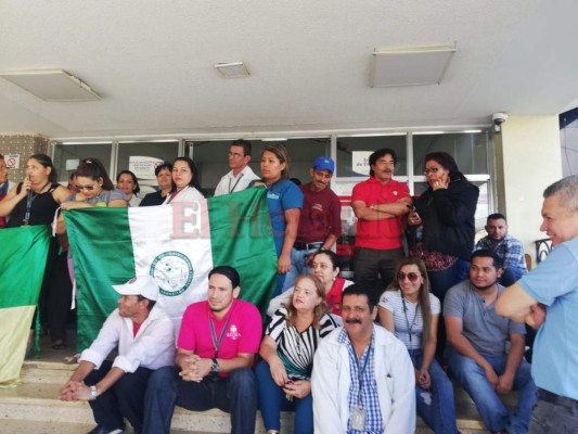 Paralizan labores en el sistema de Salud a nivel nacional en exigencia de aumento al salario