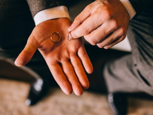 Hombre despechado regala anillo de compromiso