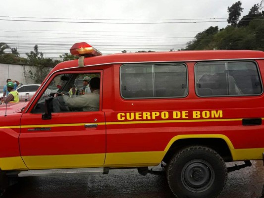 Obrero se salva de morir soterrado en la colonia 21 de Octubre