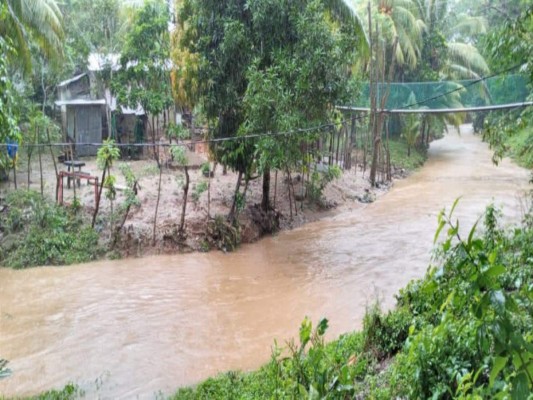 En imágenes: fuertes lluvias inundan las calles y casas de Puerto Cortés