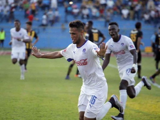 Alexander López entrena con el Olimpia