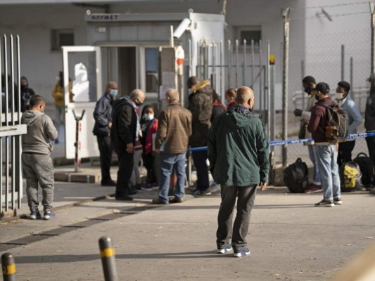 Al menos 15,000 migrantes permanecen en centros de detención en la frontera sur de EEUU