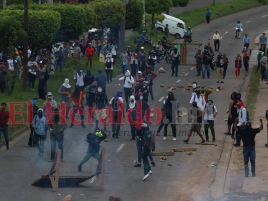 FOTOS: Gas lacrimógeno, piedras y fuego durante protestas en la capital de Honduras