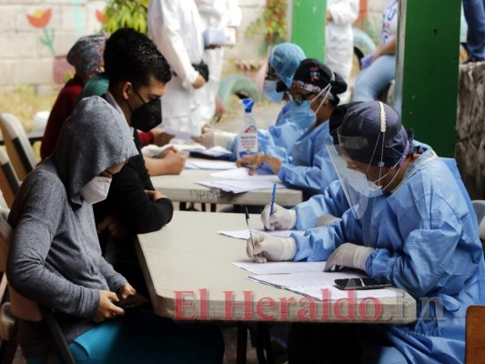 Afluencia masiva de hondureños en brigadas médicas contra covid en la capital