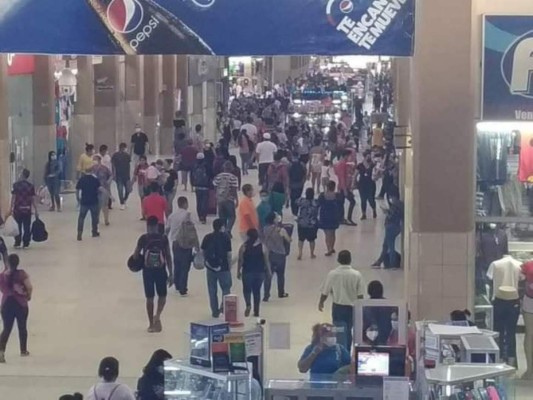 Pese a rebrote de covid-19, hondureños abarrotan terminales de buses&nbsp;&nbsp;