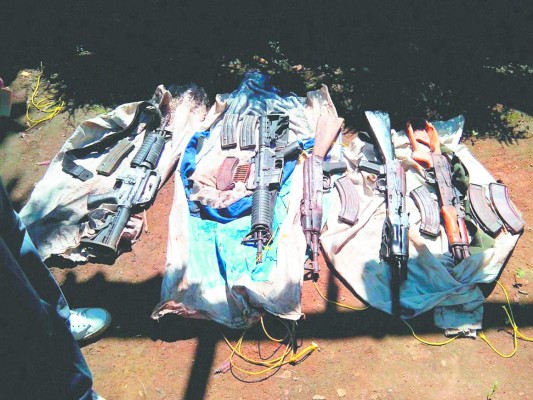 Hallan arsenal enterrado en antiguo narcolaboratorio