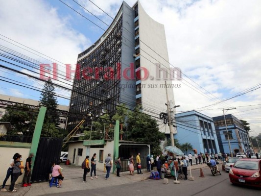 Polémica por distribución de vacunas contra el covid-19 compradas por el IHSS