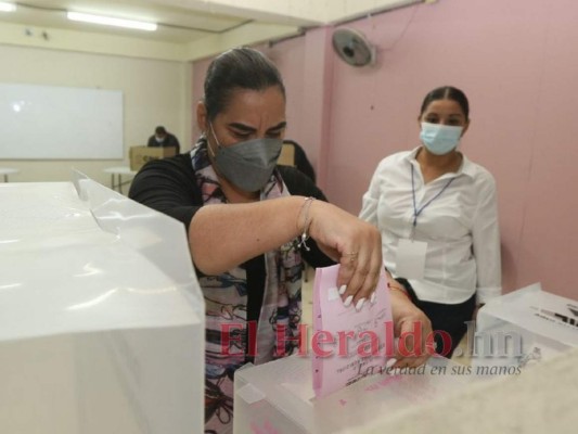 Sin Pepe Lobo a su lado, Rosa Elena ejerce el sufragio en la capital