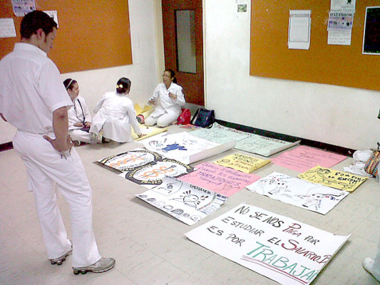 Internos protestan en Tegucigalpa por la suspensión de su pasantía