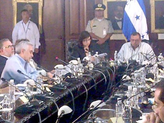 Gobierno de Honduras traspasa administración del hospital Escuela a la UNAH