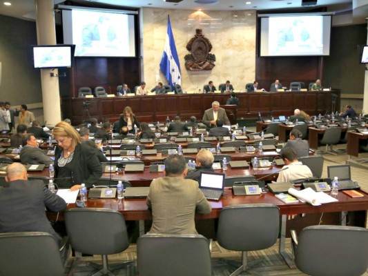 Twitter se pone serio y suspende cuentas del Congreso, Mauricio Oliva y bancada nacionalista