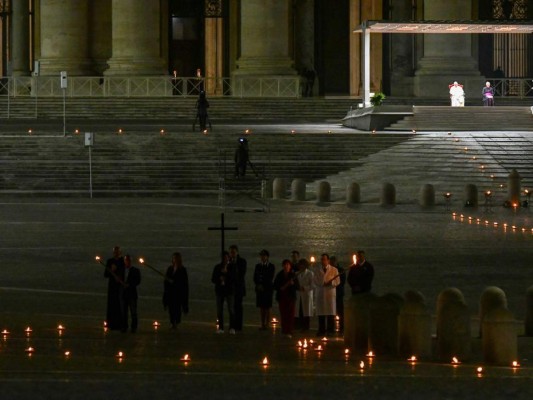 En una plaza vacía y con cinco reos, Papa celebra viacrucis del Viernes Santo