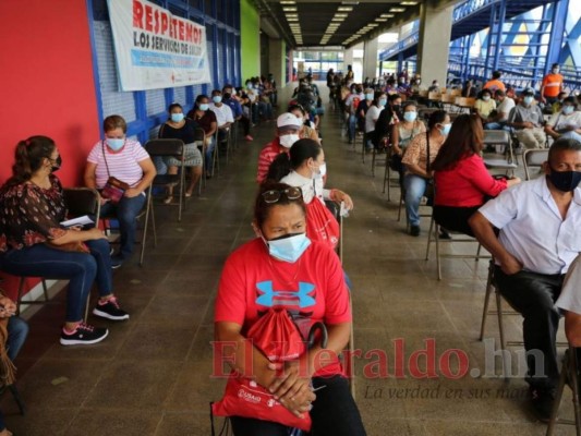 A pesar de la desinformación, la gente se ha presentado masivamente a los puestos de vacunación contra el covid-19. Foto: David Romero/El Heraldo