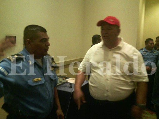 Libre irrumpe conferencia del venezolano Robert Carmona