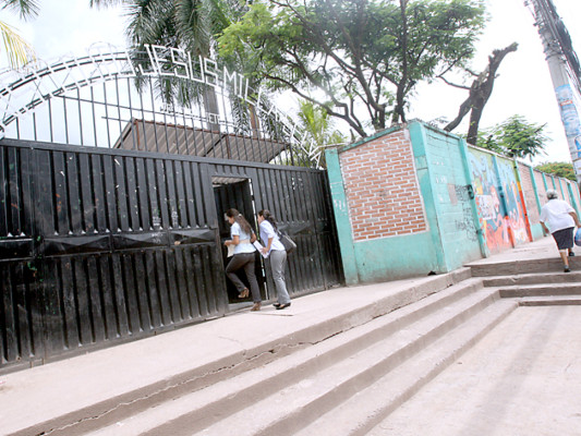 Maestros cumplen paro en perjuicio de miles de niños y jóvenes del sistema educativo público