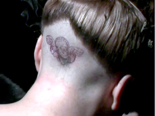 Lady Gaga se tatúa durante lanzamiento de perfume