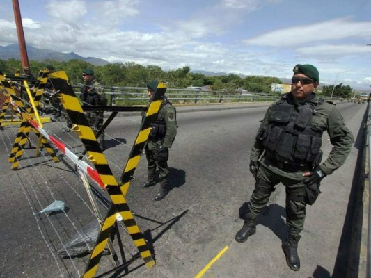 Cinco hombres y dos mujeres, que el gobierno de Venezuela identificó como presuntos paramilitares colombianos, fueron los fallecidos. Foto: Agencia AFP