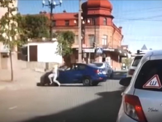 Viral: Hombre atropella a su esposa porque le pidió el divorcio; todo quedó grabado en vídeo